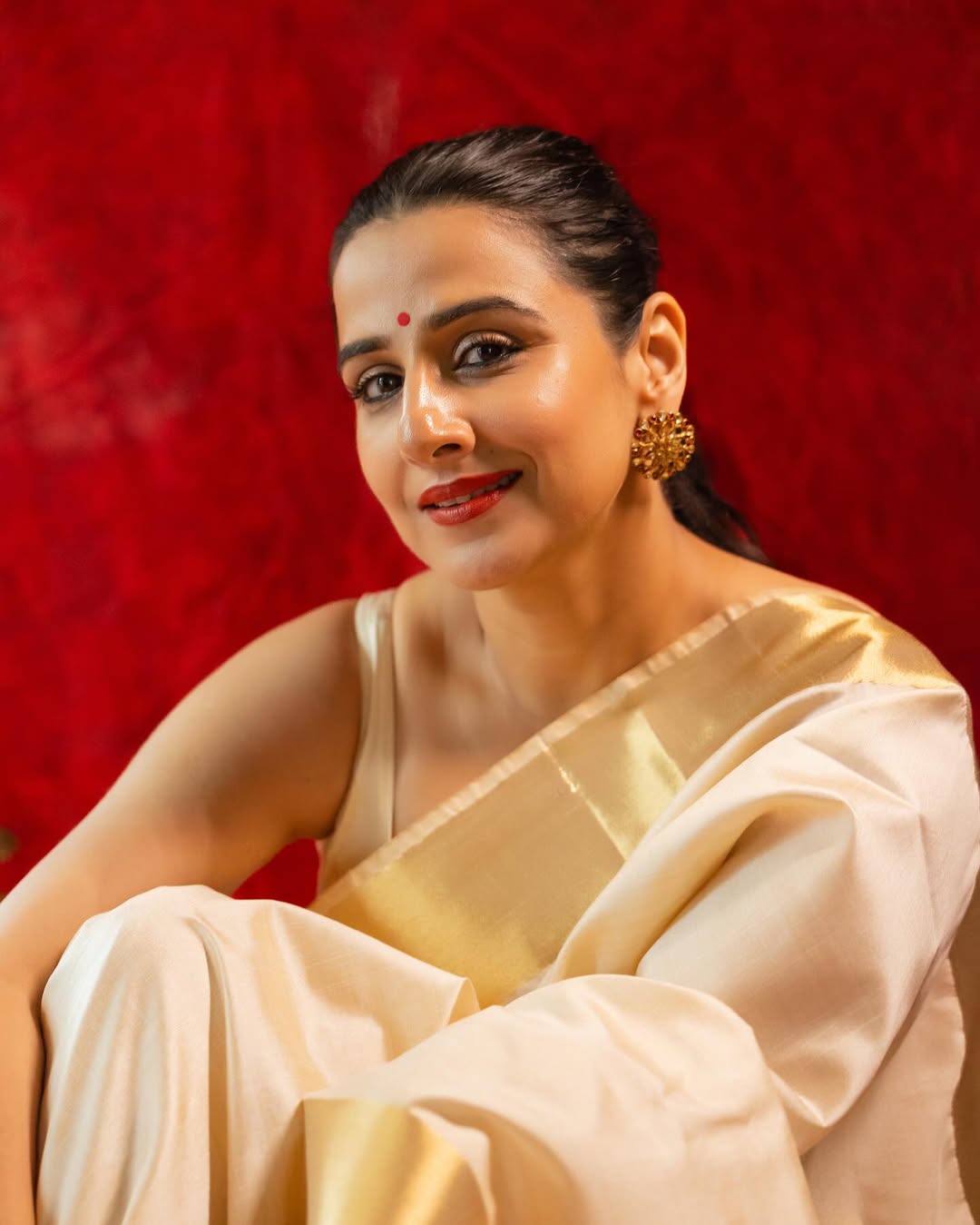 Vidya Balan shines in a cream saree with gold accents