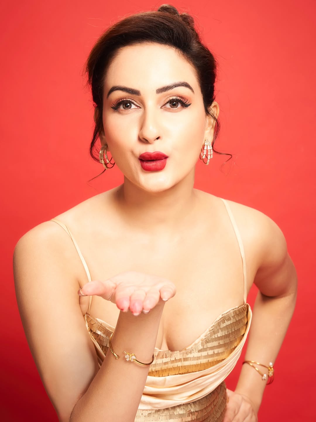 Zaara Yesmin combines elegance and humor in chic style