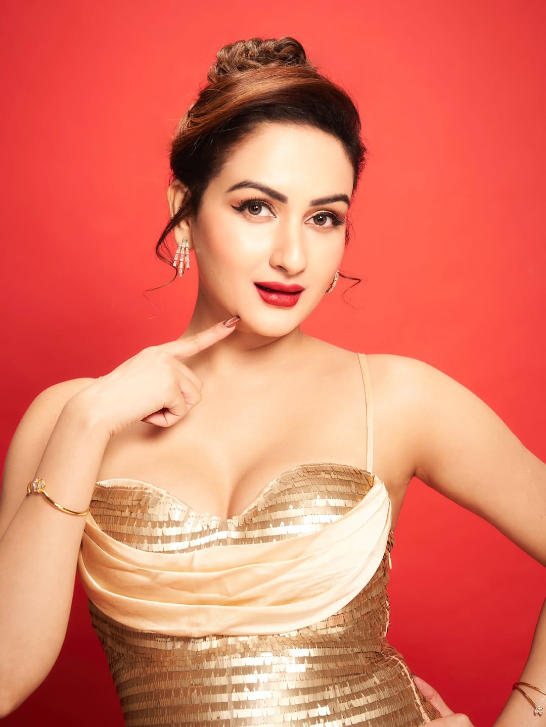 Zaara Yesmin radiates elegance in glamorous golden dress
