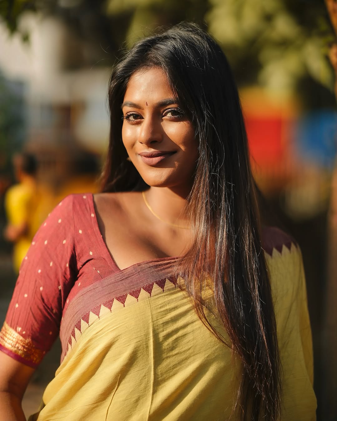 Vinusha Devi radiating charm in vibrant traditional saree hues