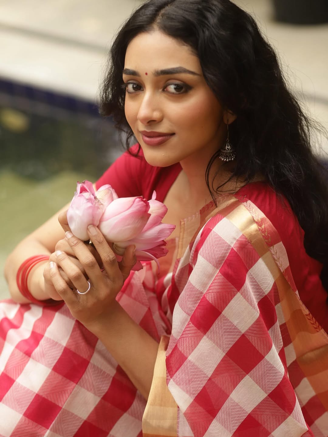 Preity Mukhundhan: காட்டன் சேலை கட்டி கலக்கலான லுக் விடும் ப்ரீத்தி
