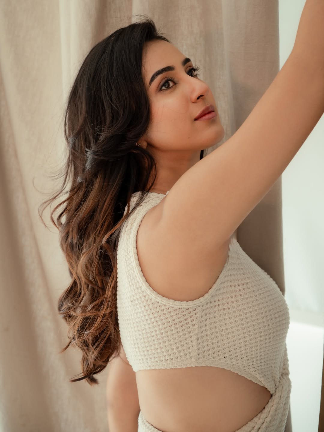 Akshaya Hariharan radiates confidence and glamour in stylish chic ensemble