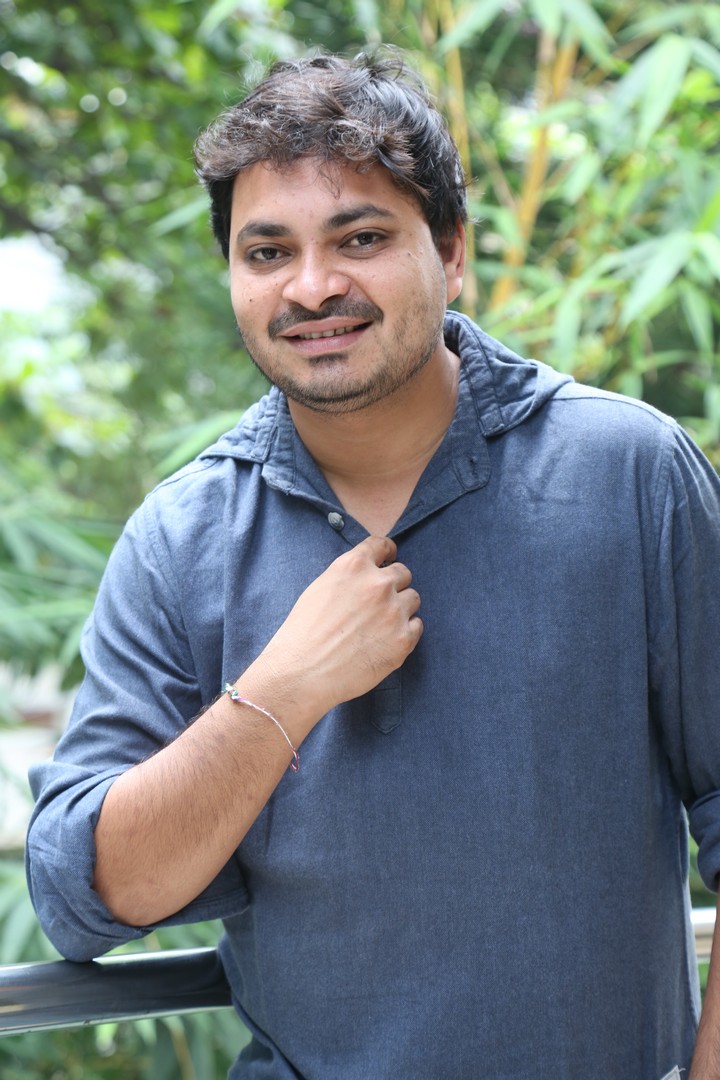 Jains Nani radiates style with warm smile and humor