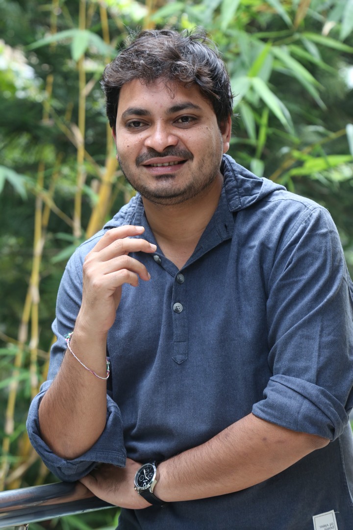 Jains Nani pairs casual charm with confident warm smile