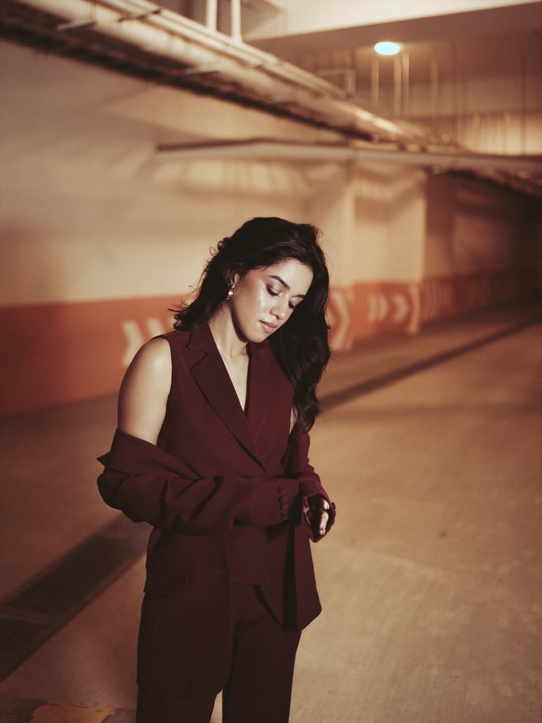 Mirnalini Ravi exudes boss vibes in striking maroon ensemble