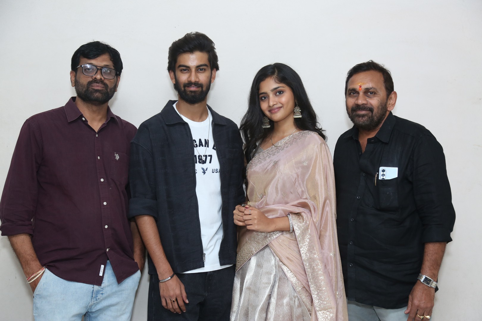Premistunnaa movie cast posing together for media photographs