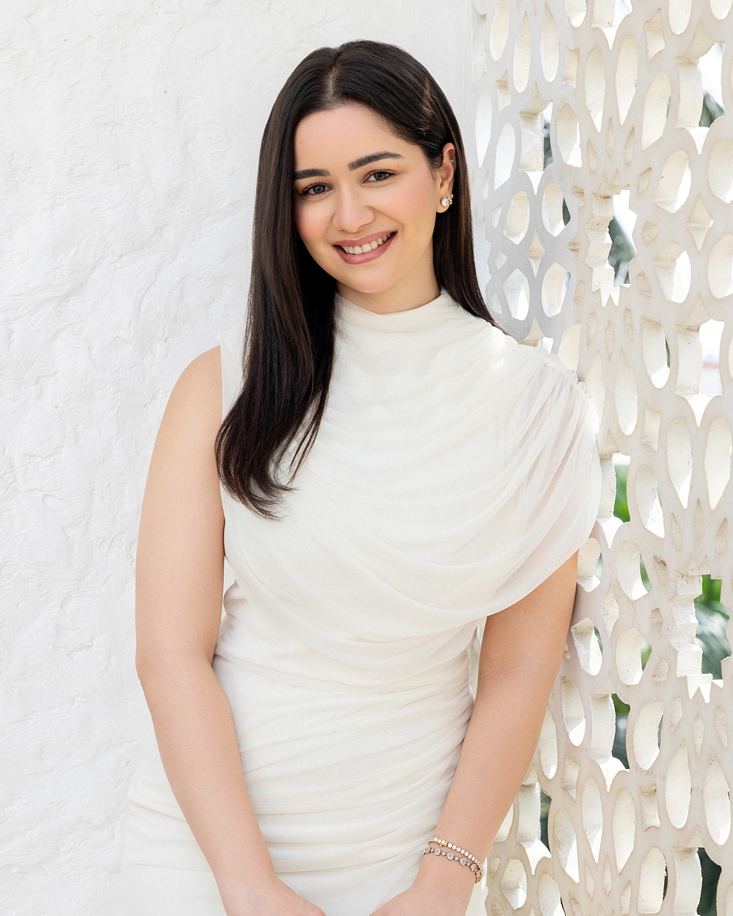 Sara Tendulkar exudes grace in pristine white with confident smile