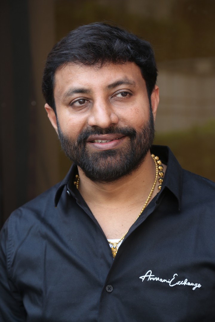 Satish flaunts impeccable style with confident smile