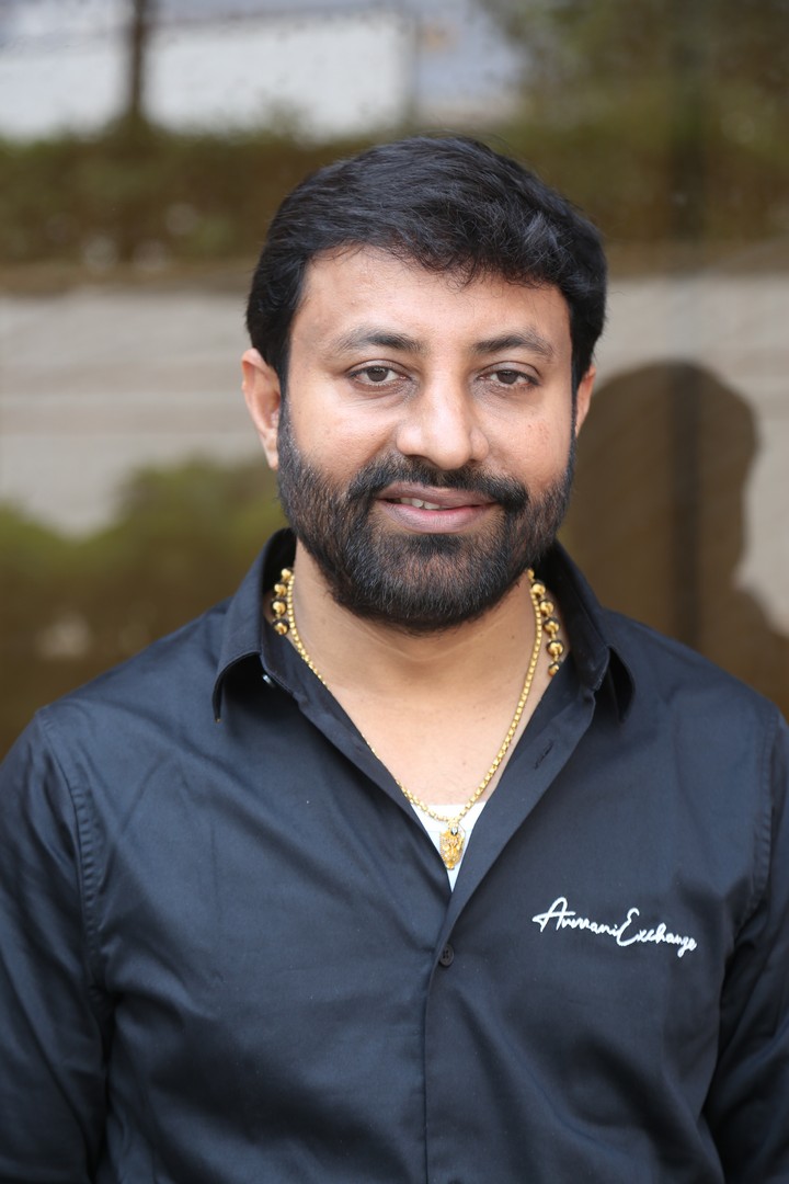 Satish radiates charm in gold-accented attire