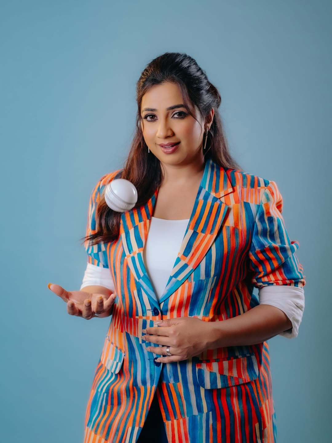 Shreya Ghoshal strikes sporty pose channeling cricket-inspired style