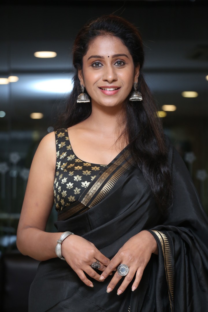 Dakkshi Guttikonda stunning in black saree with sparkle