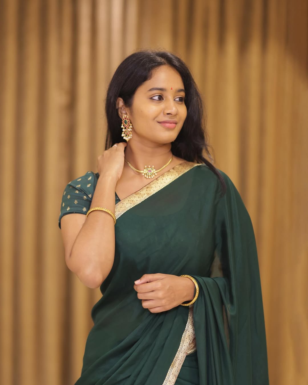 Brigida Saga graceful with golden sparkle and charm