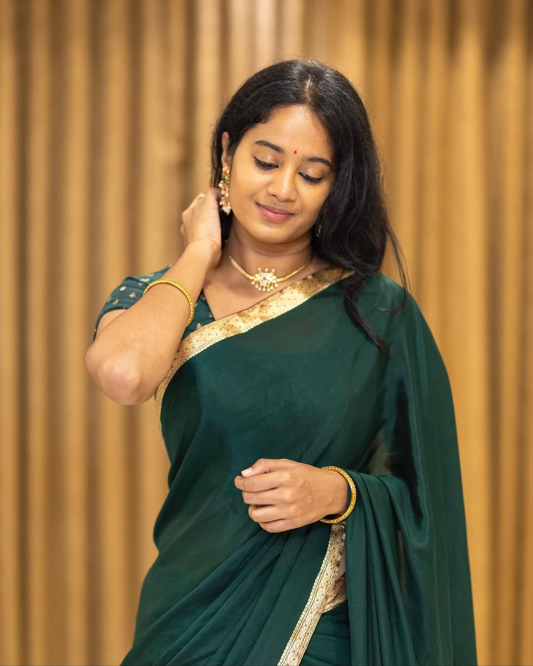 Brigida Saga elegant in emerald green silk and gold