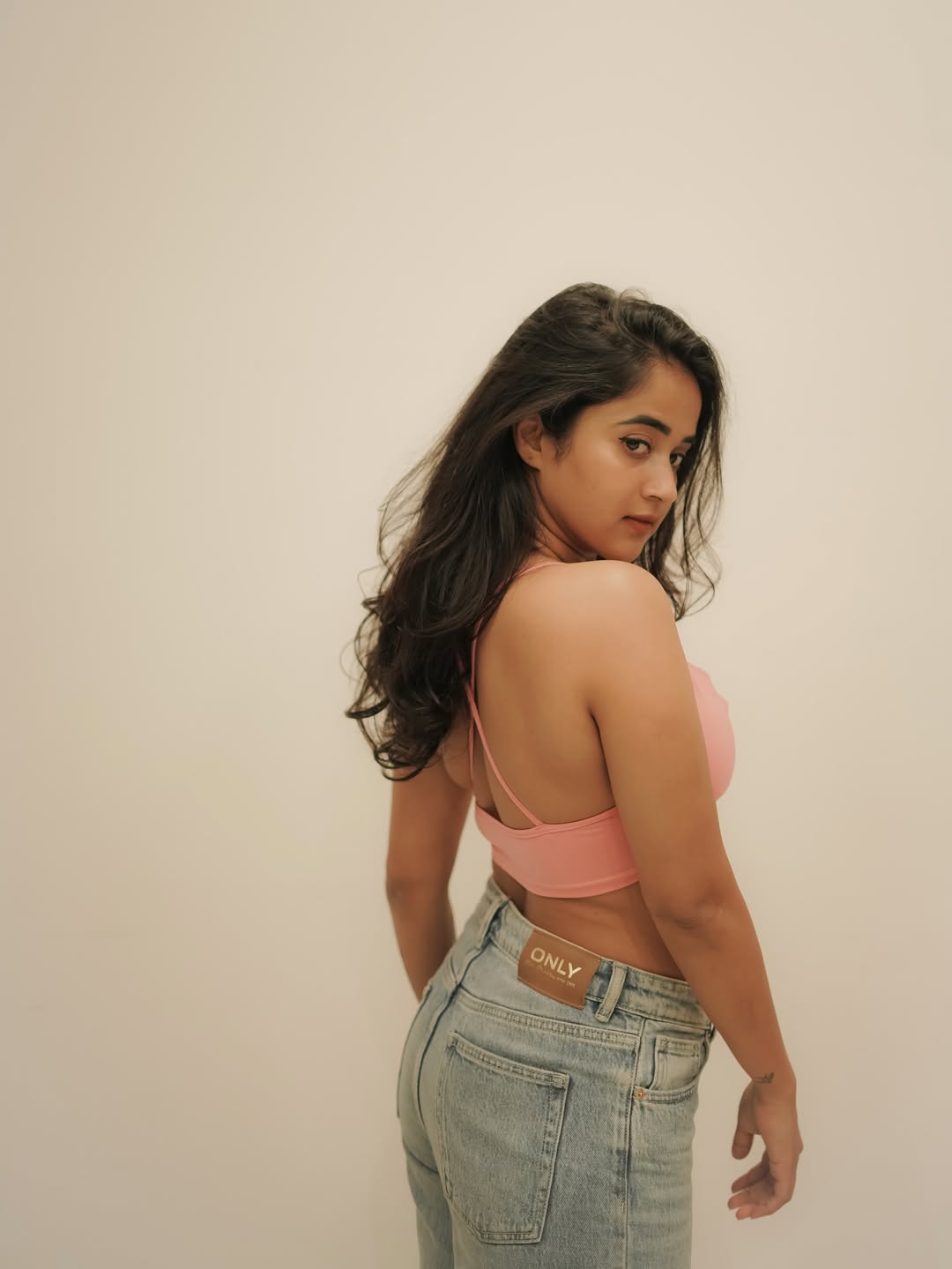 Deepthi Sunaina stuns in pink top and jeans