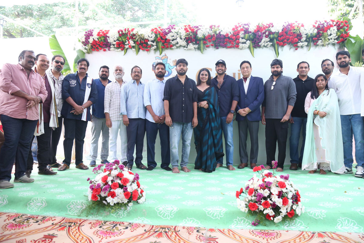 Entire cast posing for cameras