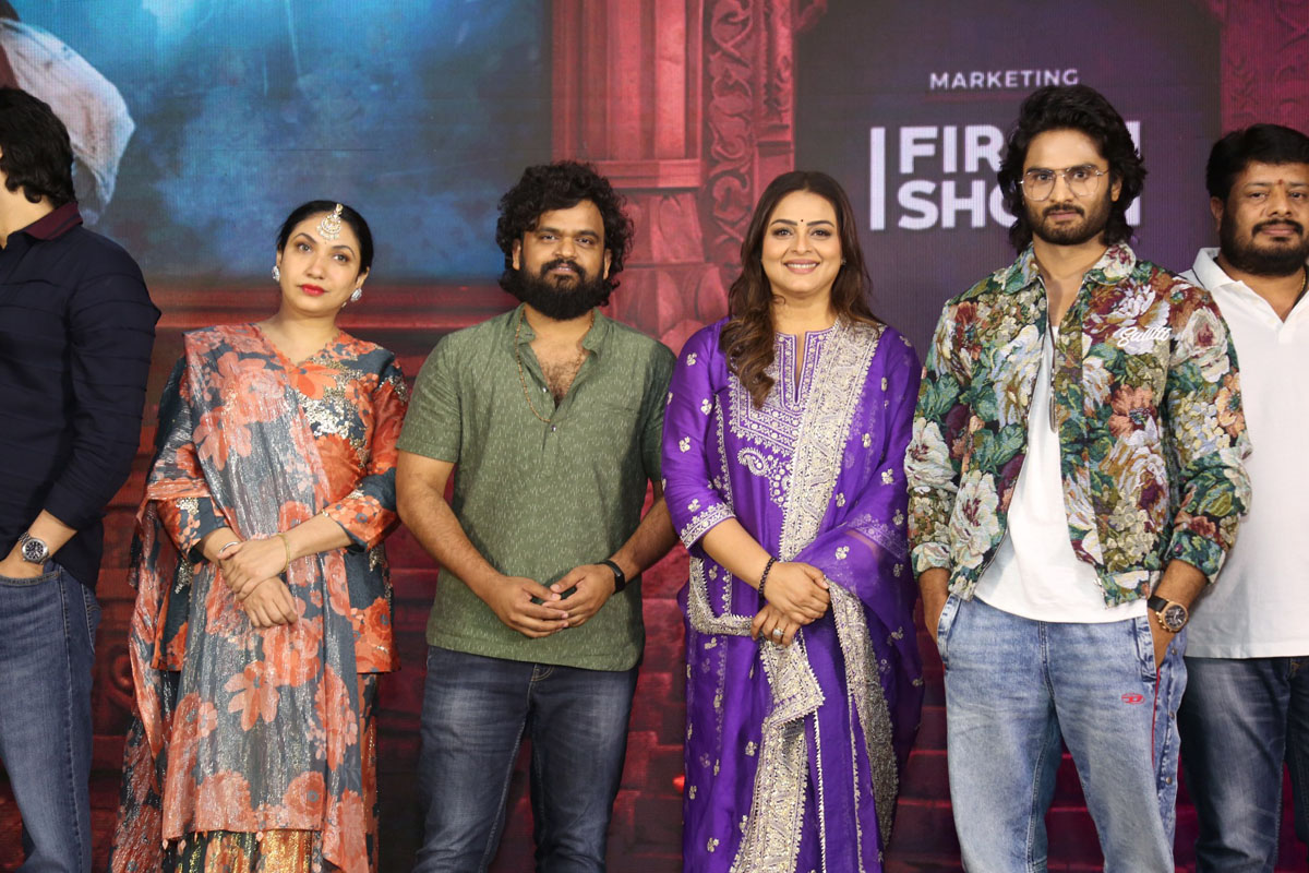 Prerna Arora Sailesh Kolanu Shilpa Shirodkar and Sudheer Babu posing for media