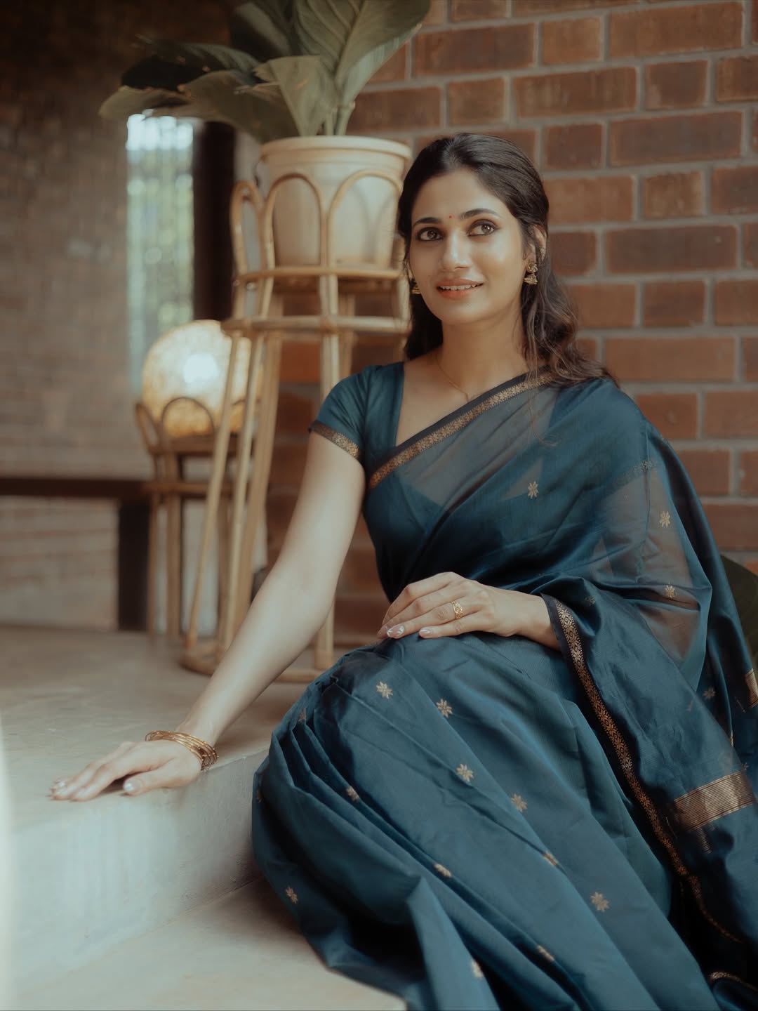 Losliya Mariyanesan stunning in saree with graceful confidence