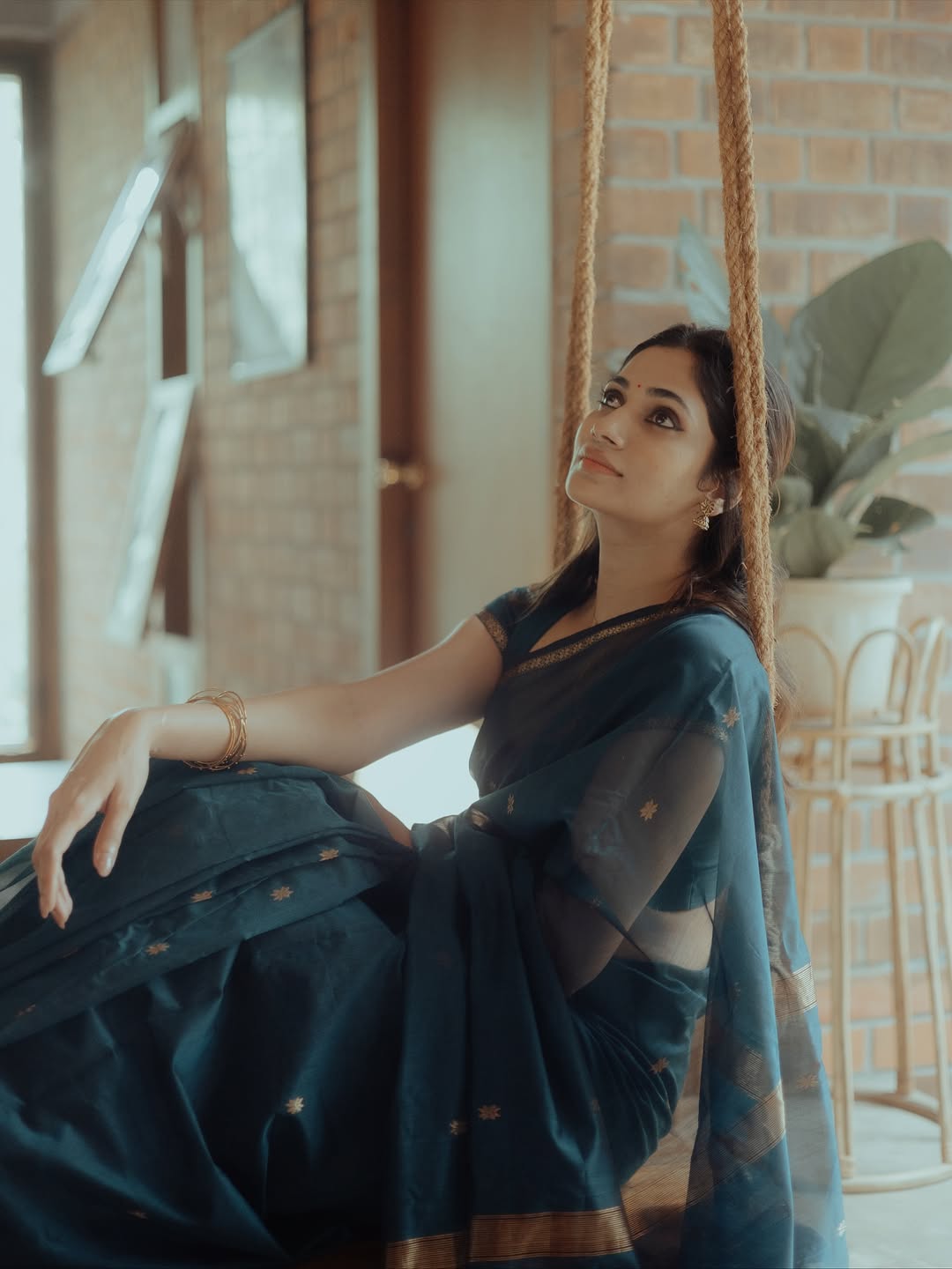 Losliya Mariyanesan showcasing modern elegance in classic saree