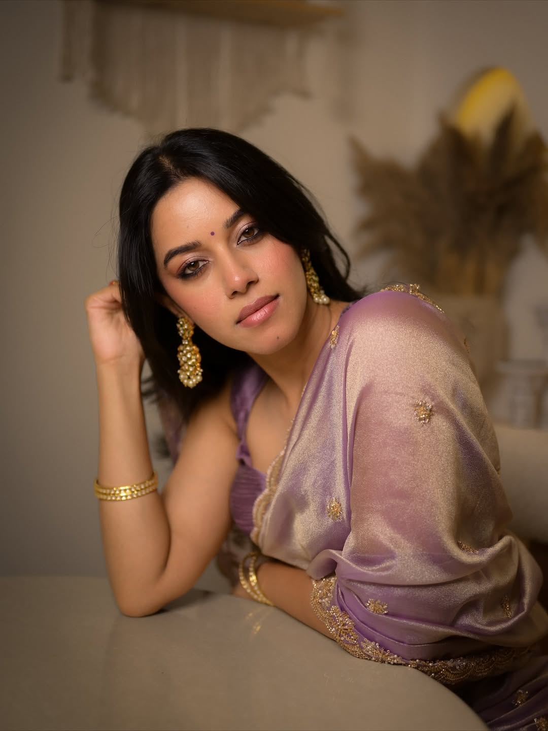 Mirnalini Ravi blends elegance and modern flair in lavender saree