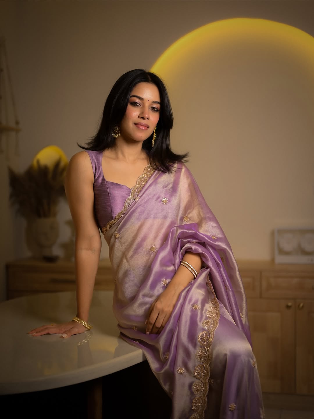Mirnalini Ravi showcases timeless grace in lavender saree with twist
