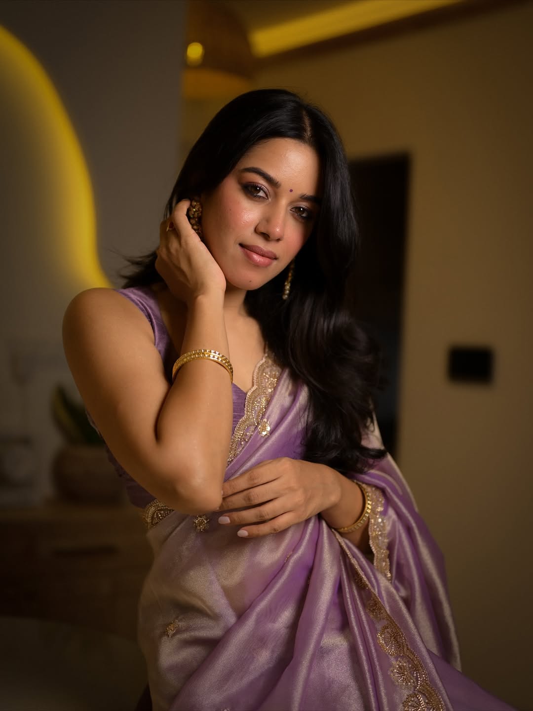 Mirnalini Ravi radiates elegance and playful charm in lavender saree
