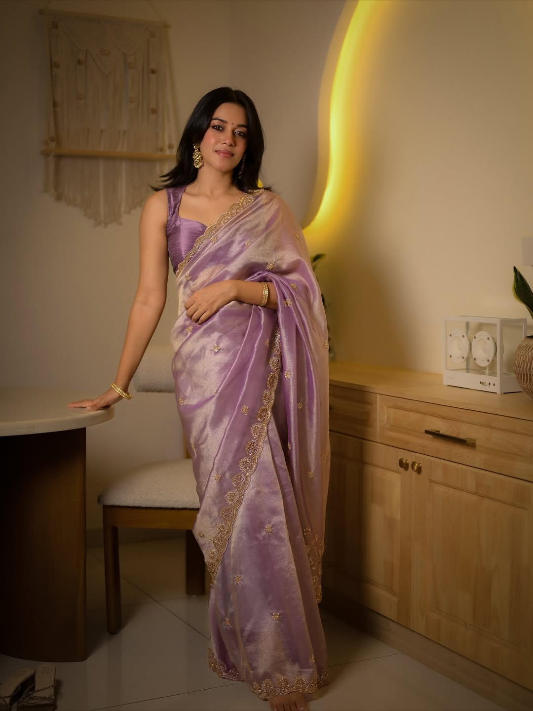 Mirnalini Ravi stuns in lavender saree with confidence and style