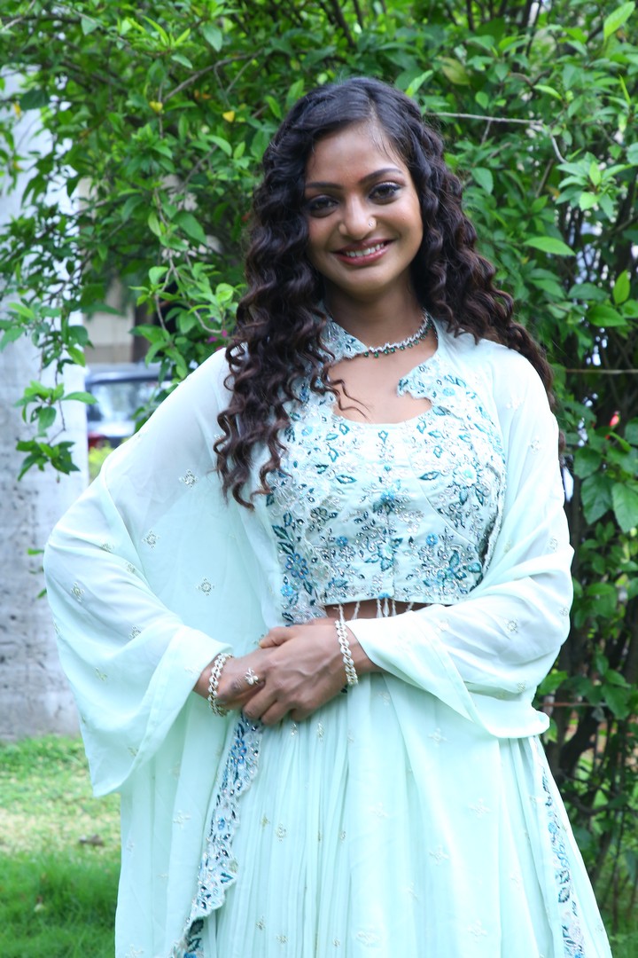 Monalisa Bhosle radiates timeless style and graceful sophistication