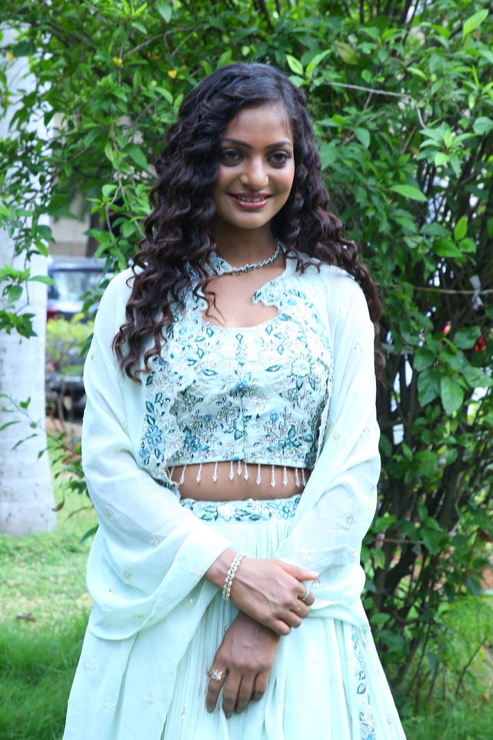 Monalisa Bhosle blends traditional elegance with modern fashion flair