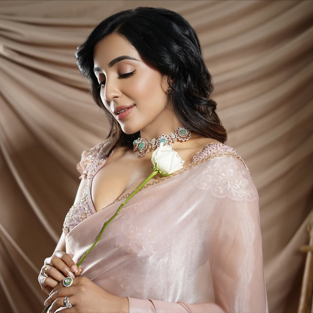 Parvati Nair exudes timeless elegance with enchanting charm