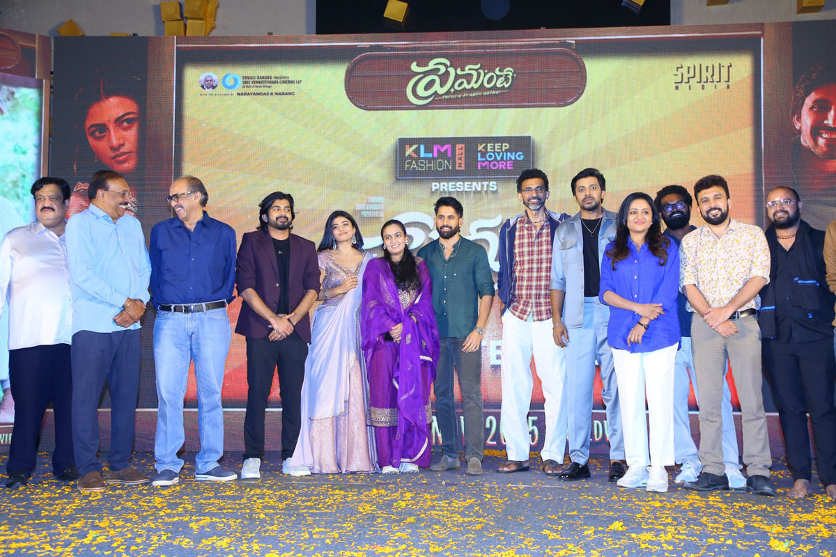 Cast and crew with Naga Chaitanya posing