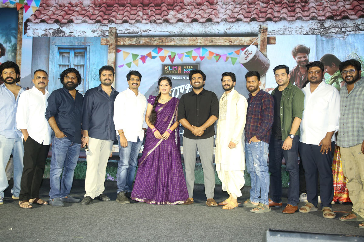 Star cast posing for media