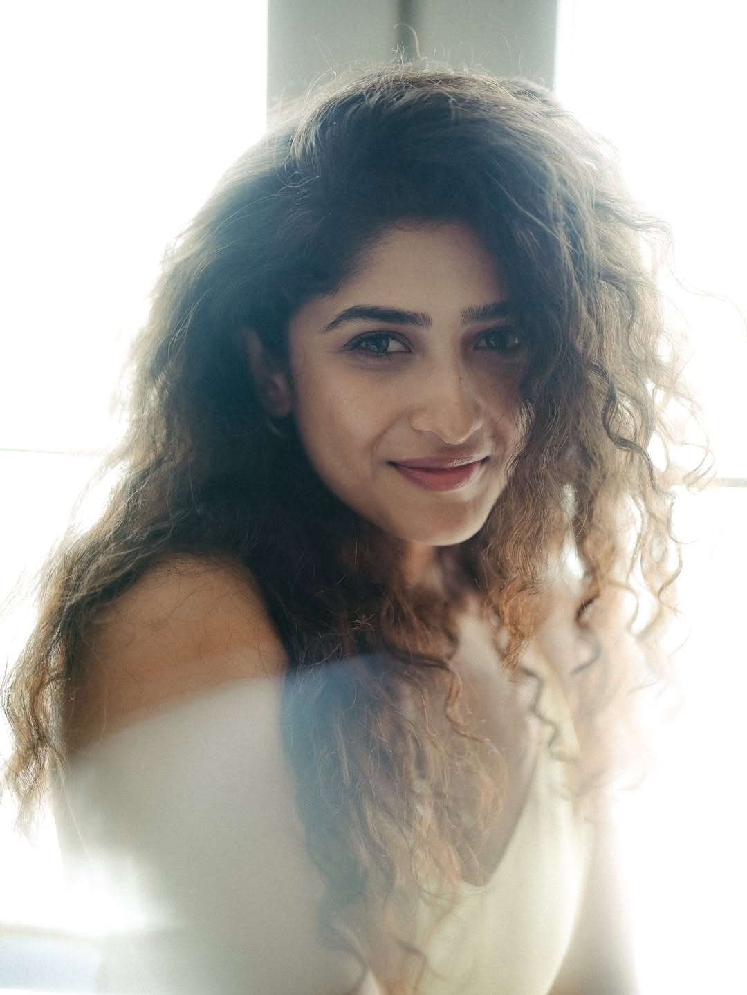 Roshini Prakash steals spotlight with charm and stylish grace