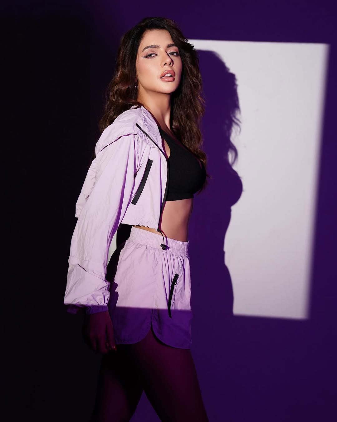 Effortless Beauty with a Bold Edge