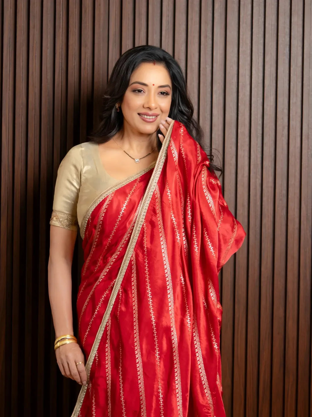 Rupali Ganguly shining gracefully in classic traditional style