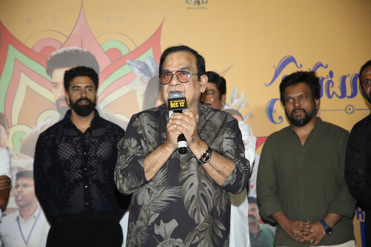Brahmanandam delivering speech on stage