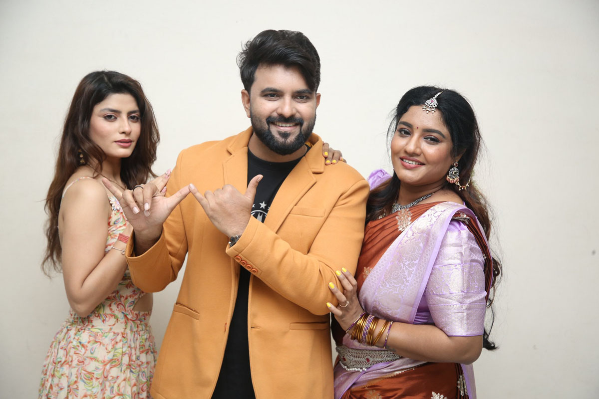 Lead duo posing for cameras