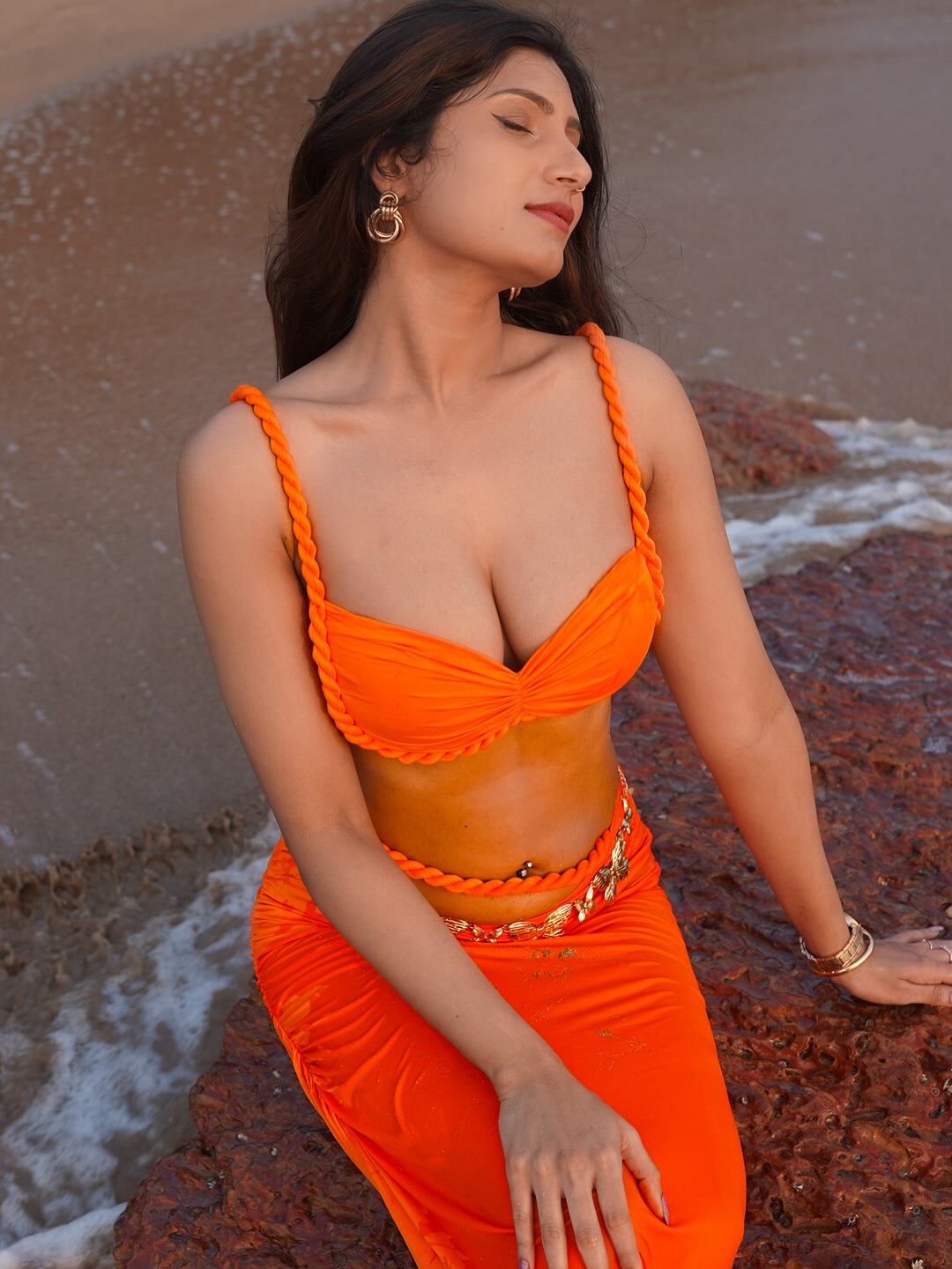 A Fiery Orange Ensemble That Turns Waves Into Applause