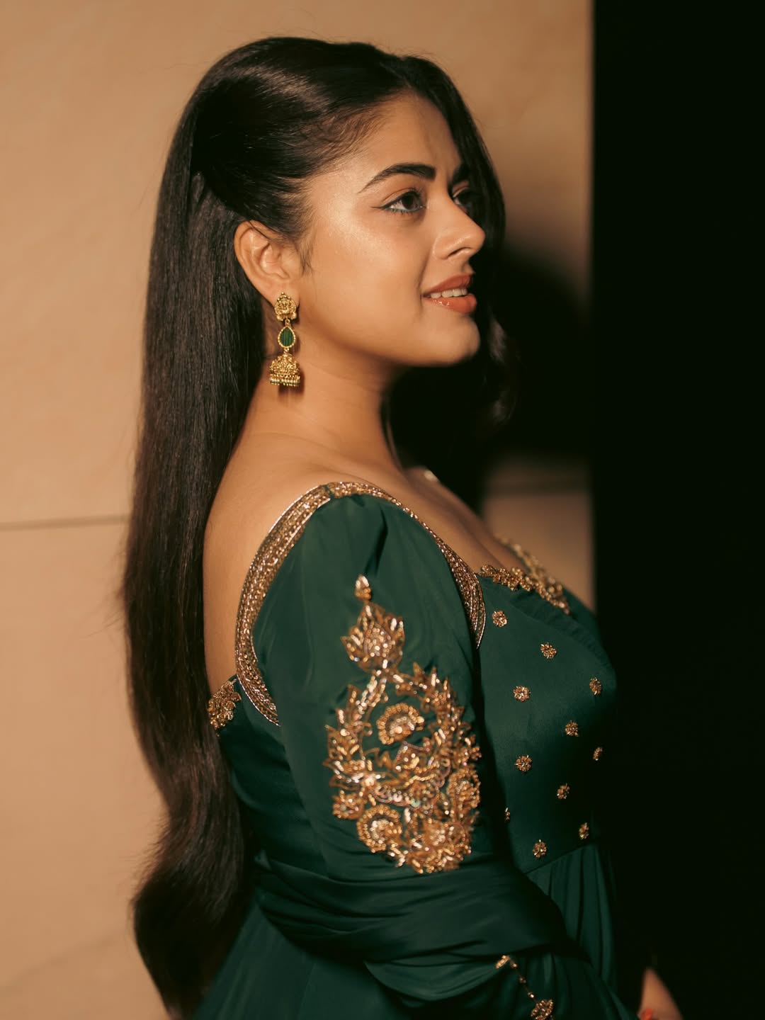 Siddhi Idnani stuns with green and gold elegance