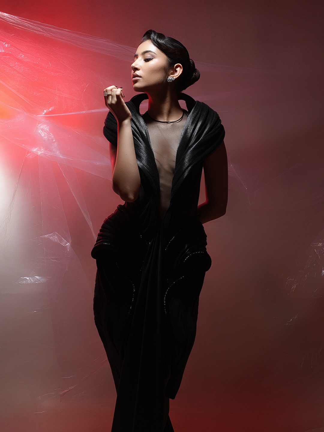 Actor Vikram Reel Daughter Sara Arjun Shares Her Glamour Photos Which Attracts Youth