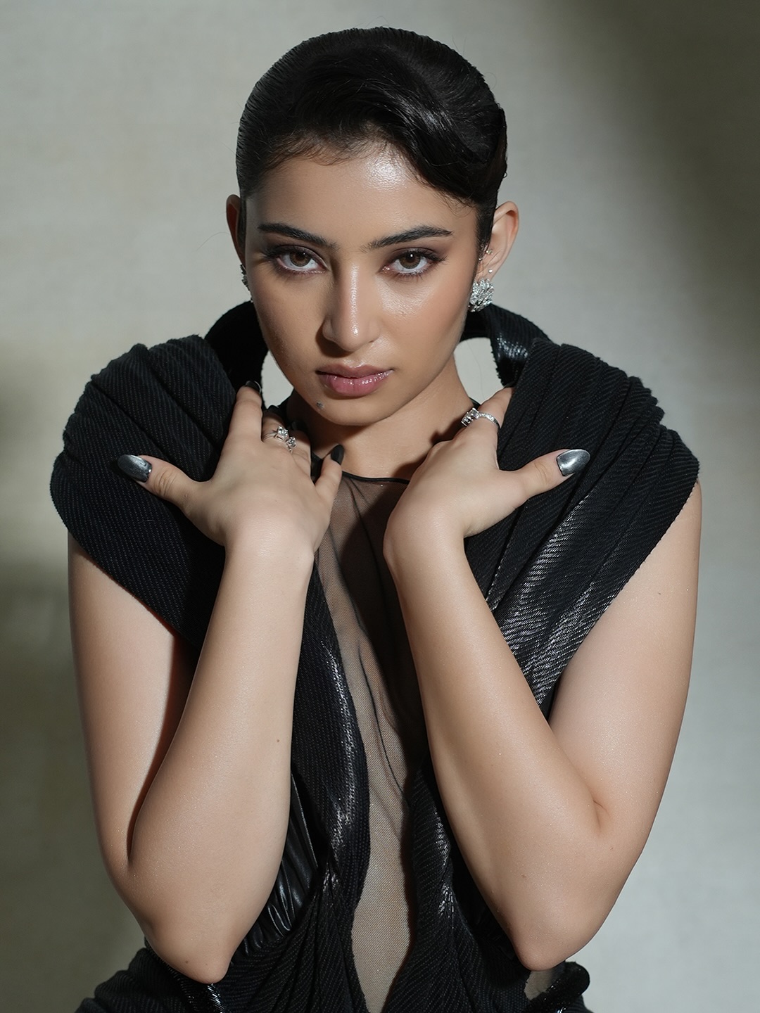 Actor Vikram Reel Daughter Sara Arjun Shares Her Glamour Photos Which Attracts Youth