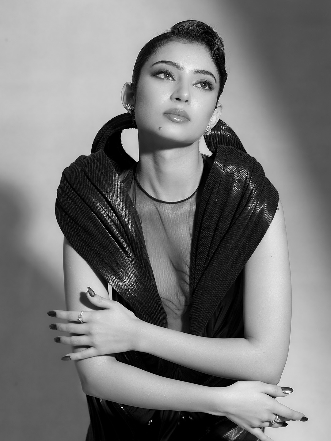 Actor Vikram Reel Daughter Sara Arjun Shares Her Glamour Photos Which Attracts Youth