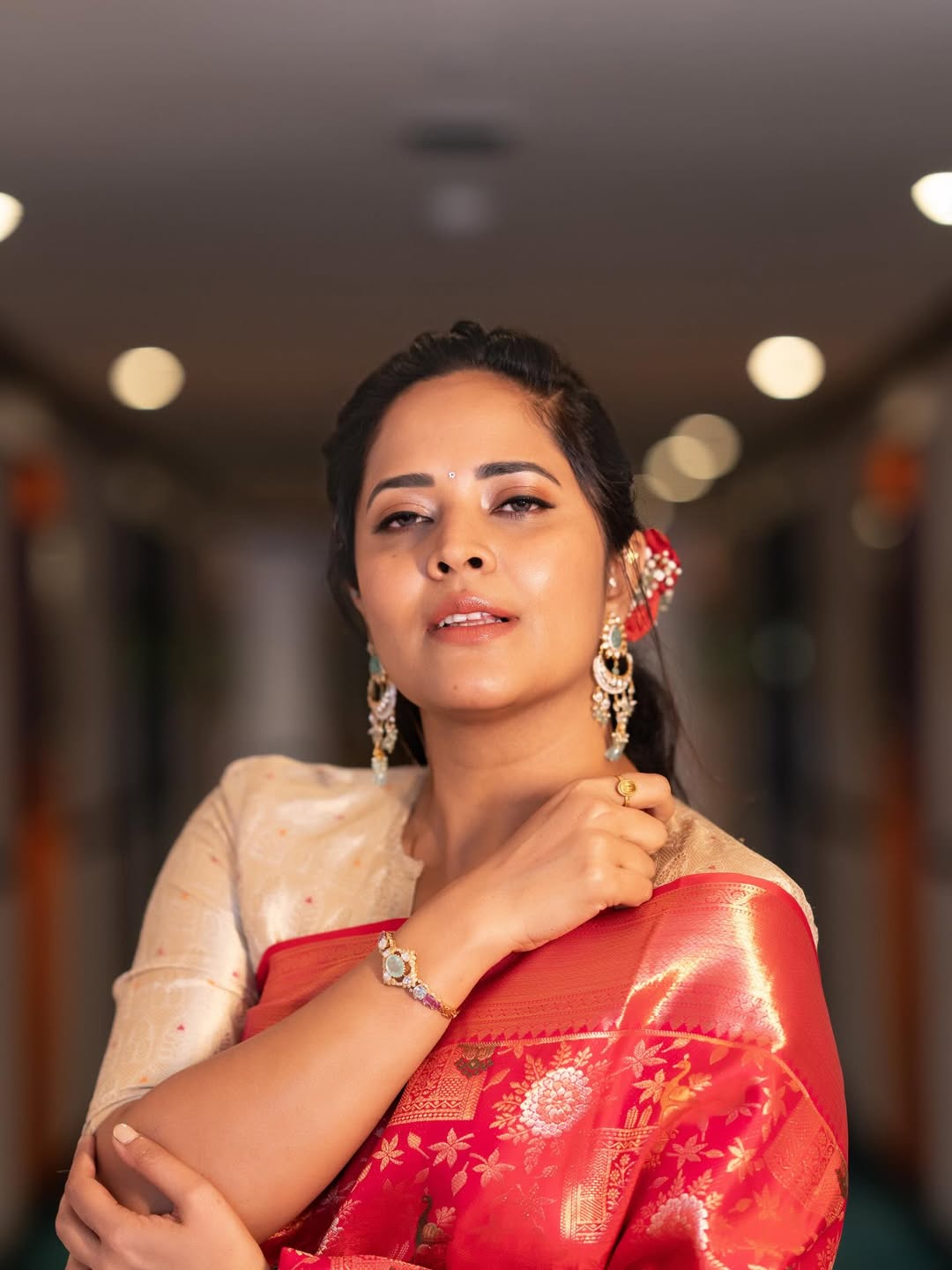 Anasuya Bharadwaj blending tradition with confident diva charm