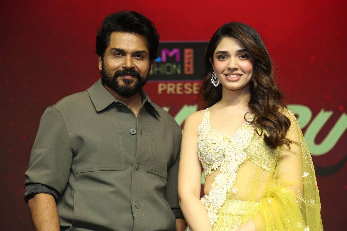 Karthi and Krithi Shetty posing for cameras