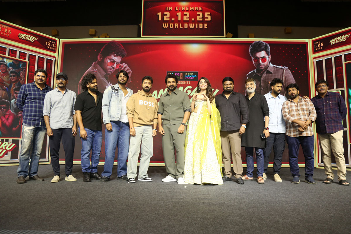 Star cast and filmmakers group photo at event