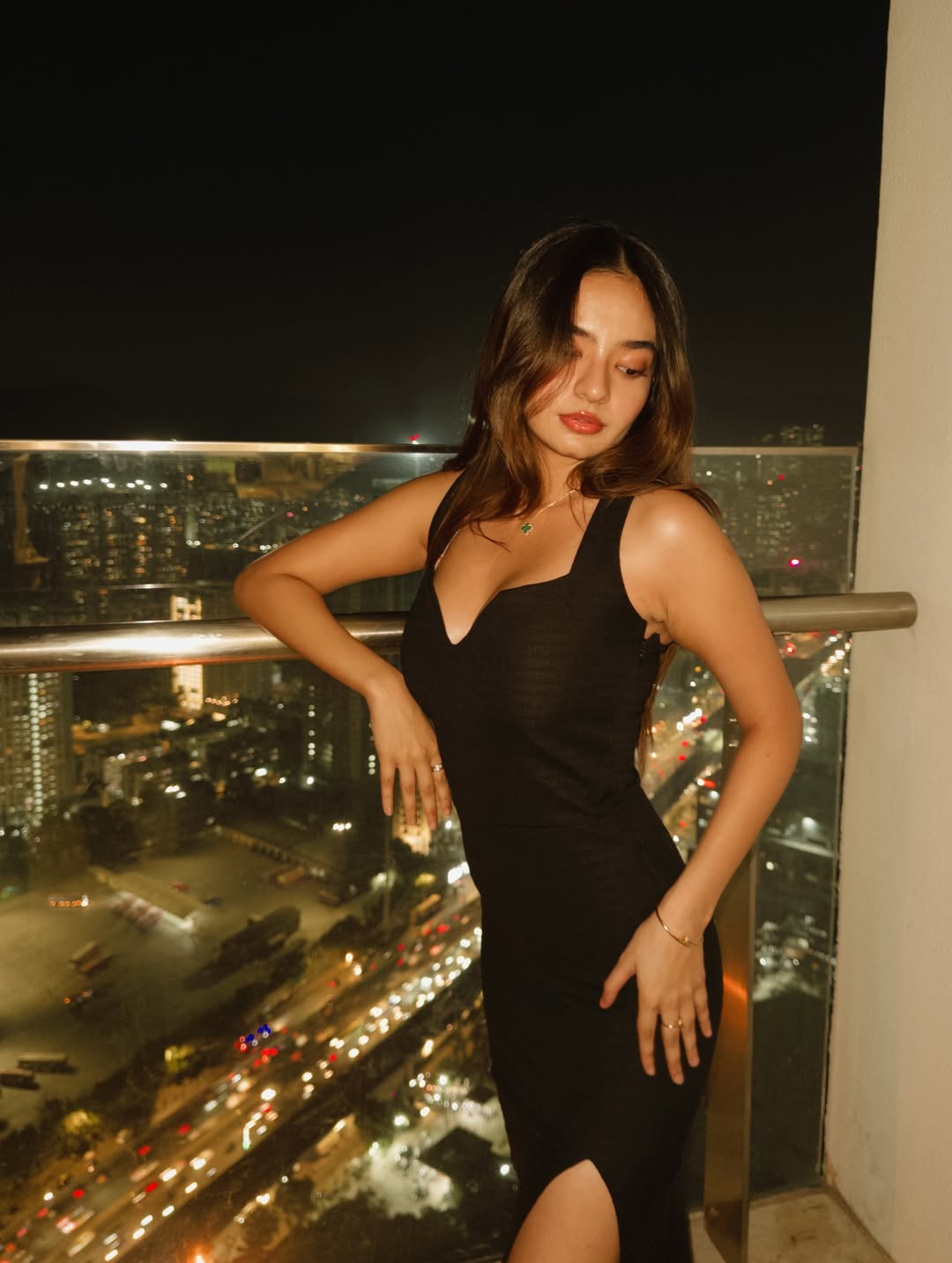 Anushka Sen owning the night in black