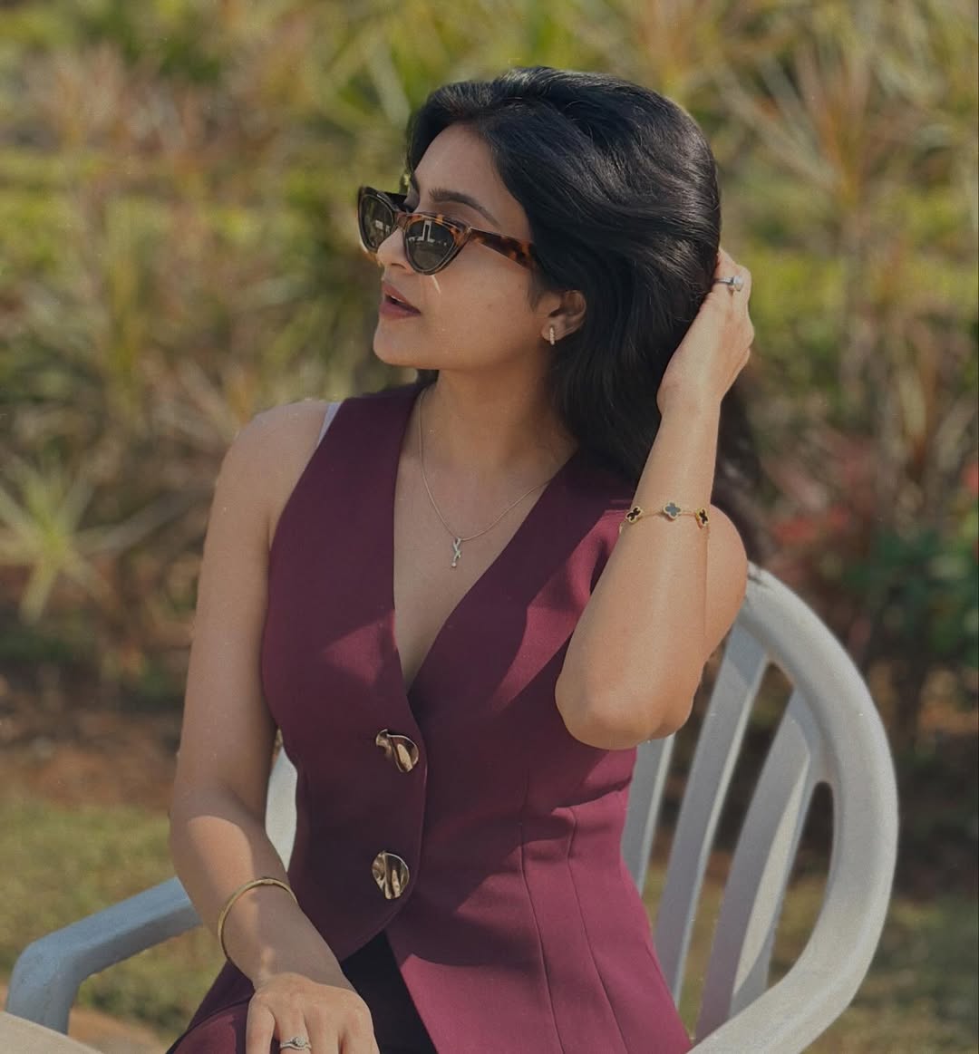 Avantika Mishra trendy style with sunglasses attitude