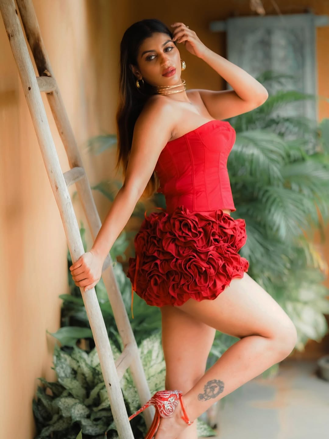 Yashika Anand flower bouquet dress stills