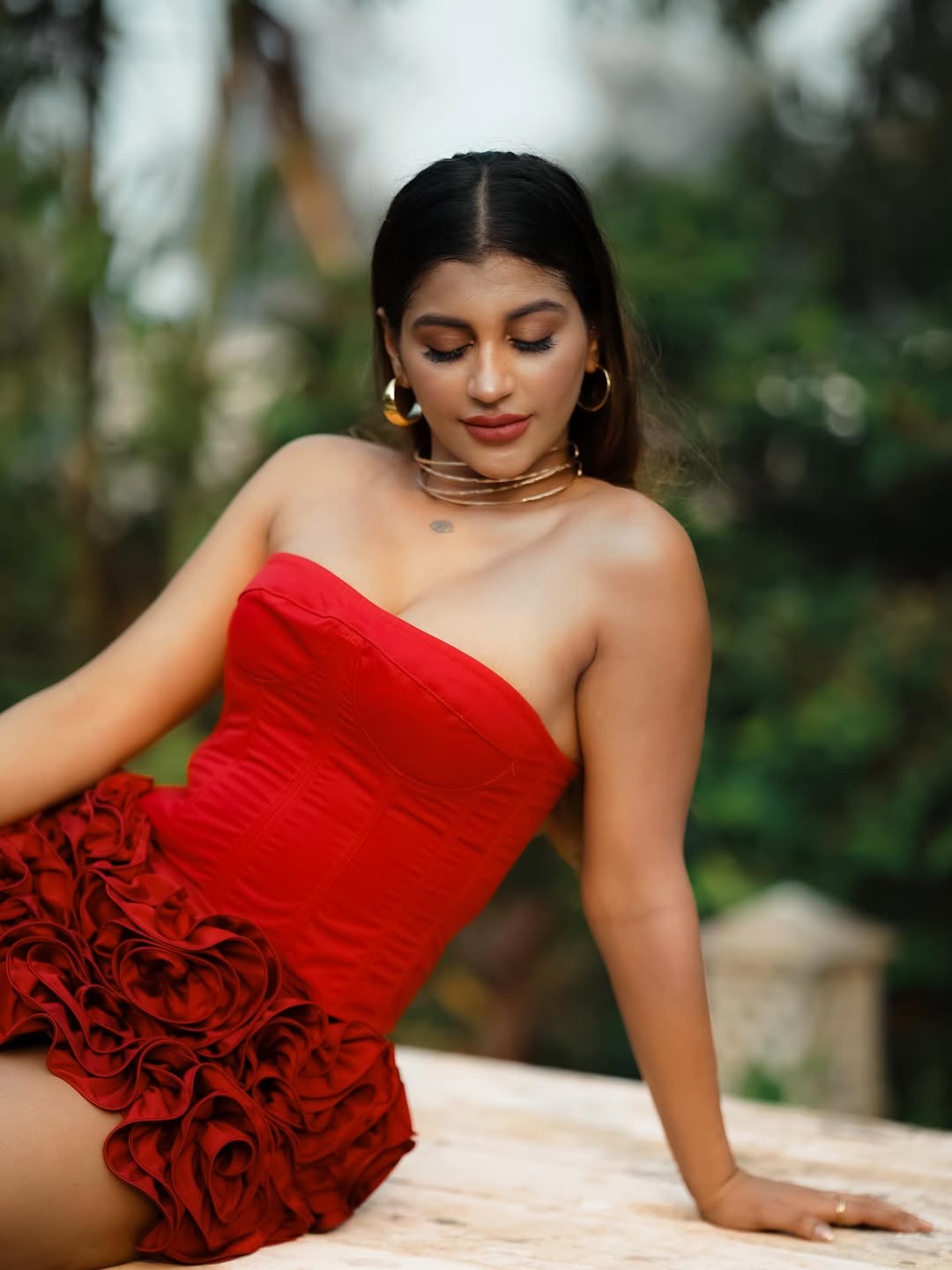 Yashika Anand flower bouquet dress stills