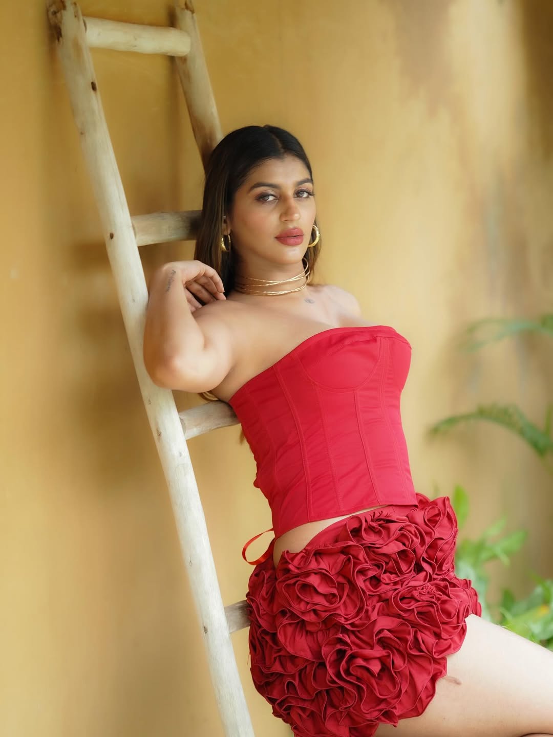 Yashika Anand flower bouquet dress stills
