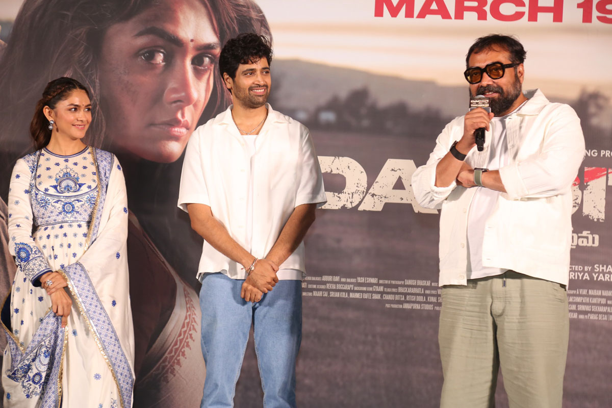 Anurag Kashyap delivering speech on stage